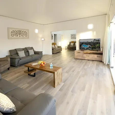 Luxury Puerto Del Carmen Villa 5 Bedrooms Villa Kalina Pool Table Newly Refurbished Puerto del Carmen (Lanzarote)