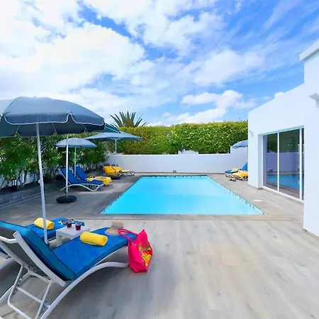 Luxury Puerto Del Carmen Villa 5 Bedrooms Villa Kalina Pool Table Newly Refurbished Villa Puerto del Carmen (Lanzarote)