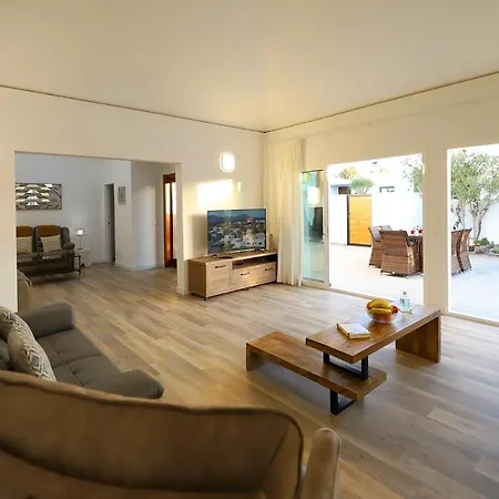 Luxury Puerto Del Carmen Villa 5 Bedrooms Villa Kalina Pool Table Newly Refurbished 빌라 *