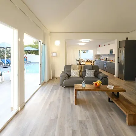 Luxury Puerto Del Carmen Villa 5 Bedrooms Villa Kalina Pool Table Newly Refurbished 빌라 푸에르토 델 카르멘